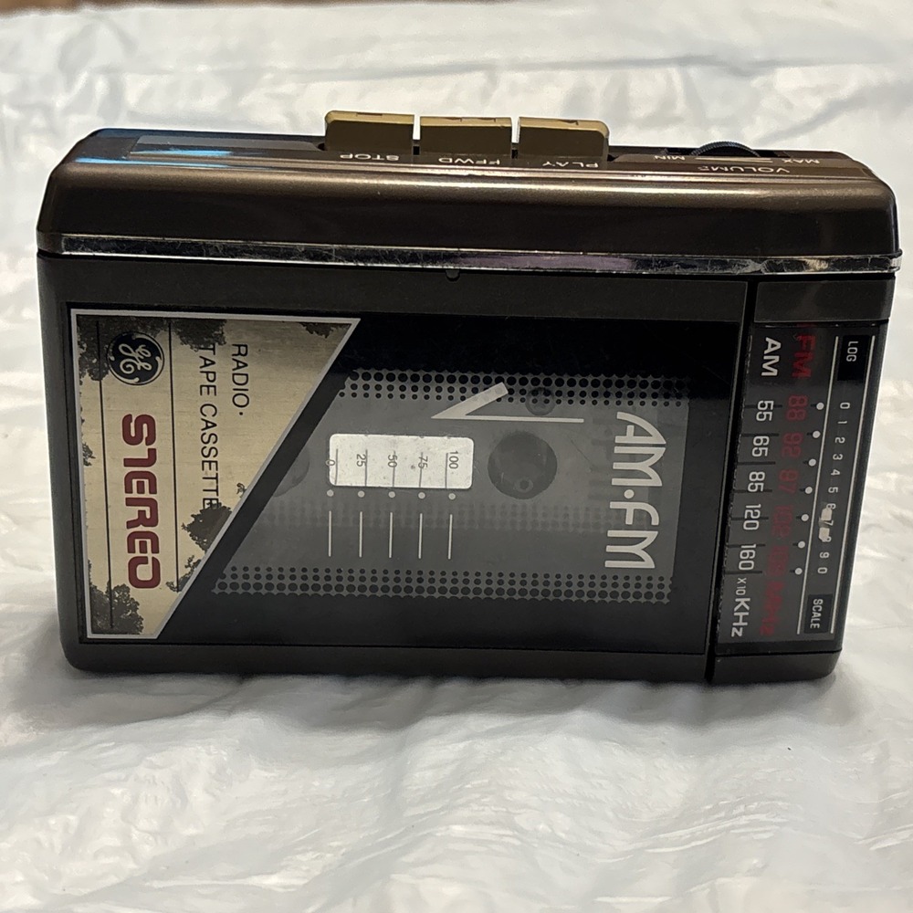 Vintage Old GE Radio Tape Cassette Stereo Player Model 3-5470A Portable AM/FM